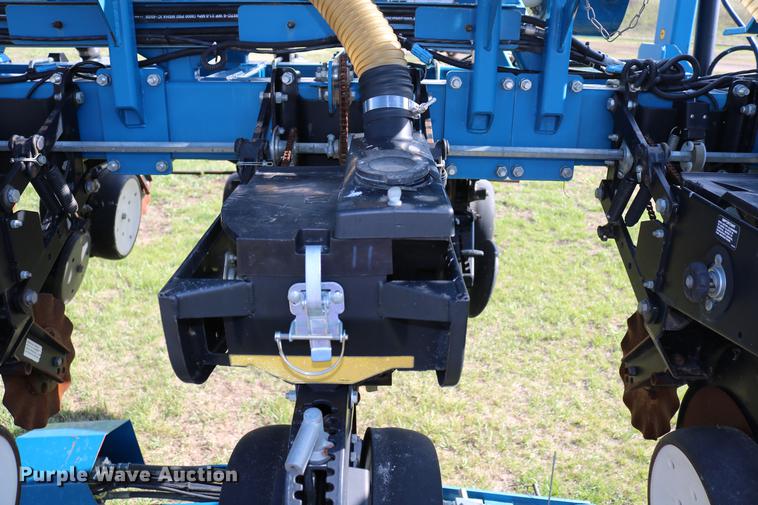 image for item DC7575 2005 Kinze 3650 split row no-till planter