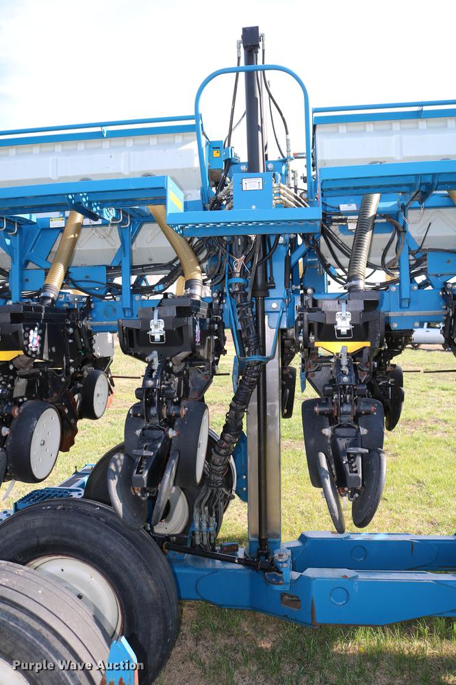 image for item DC7575 2005 Kinze 3650 split row no-till planter