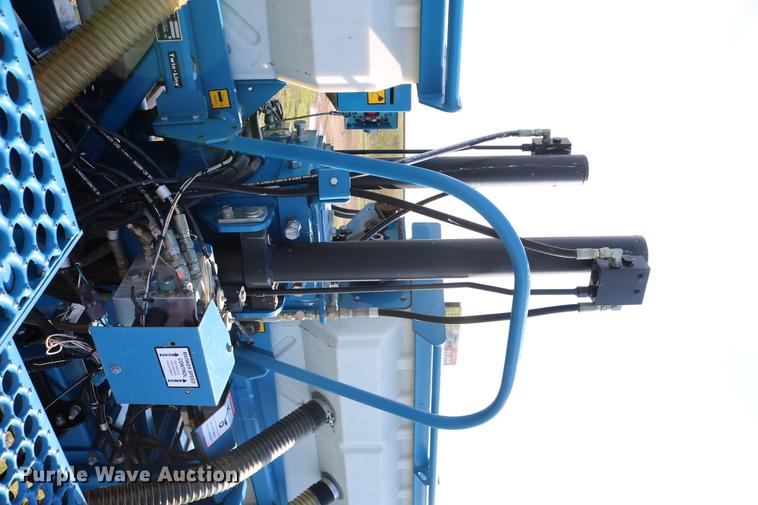 image for item DC7575 2005 Kinze 3650 split row no-till planter