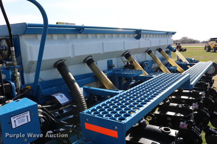 image for item DC7575 2005 Kinze 3650 split row no-till planter