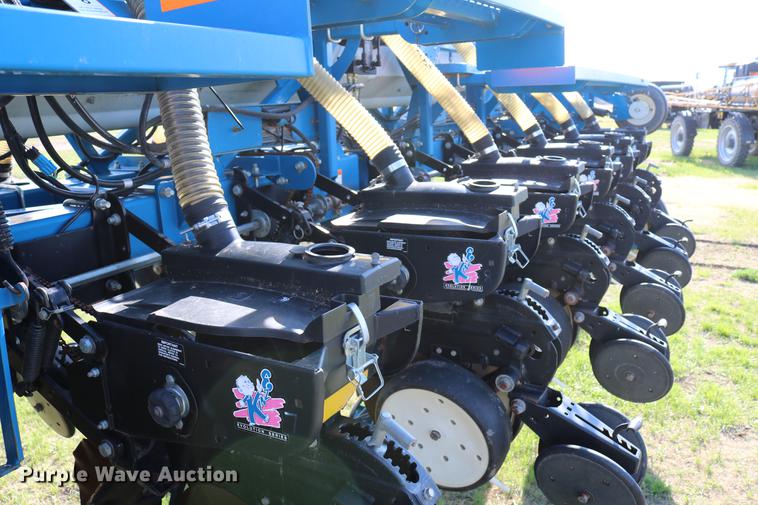 image for item DC7575 2005 Kinze 3650 split row no-till planter