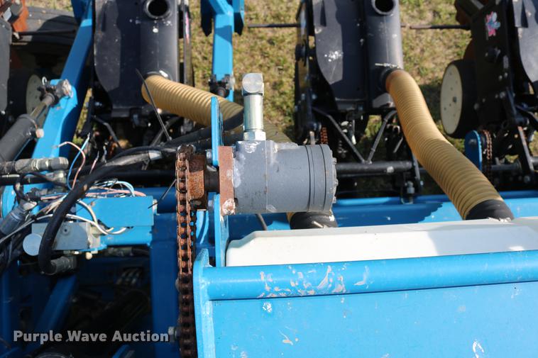 image for item DC7575 2005 Kinze 3650 split row no-till planter