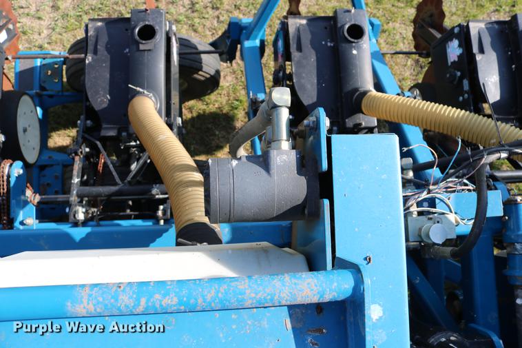 image for item DC7575 2005 Kinze 3650 split row no-till planter