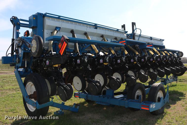 image for item DC7575 2005 Kinze 3650 split row no-till planter