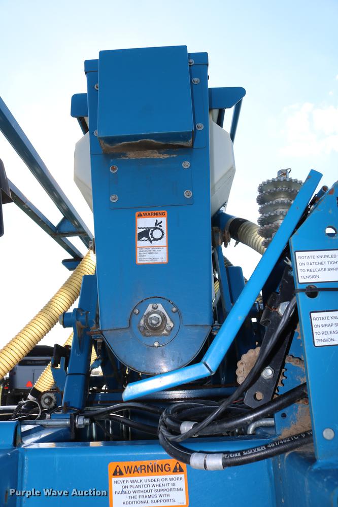 image for item DC7575 2005 Kinze 3650 split row no-till planter