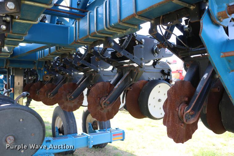 image for item DC7575 2005 Kinze 3650 split row no-till planter