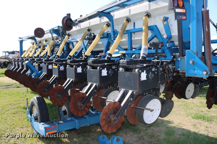 image for item DC7575 2005 Kinze 3650 split row no-till planter