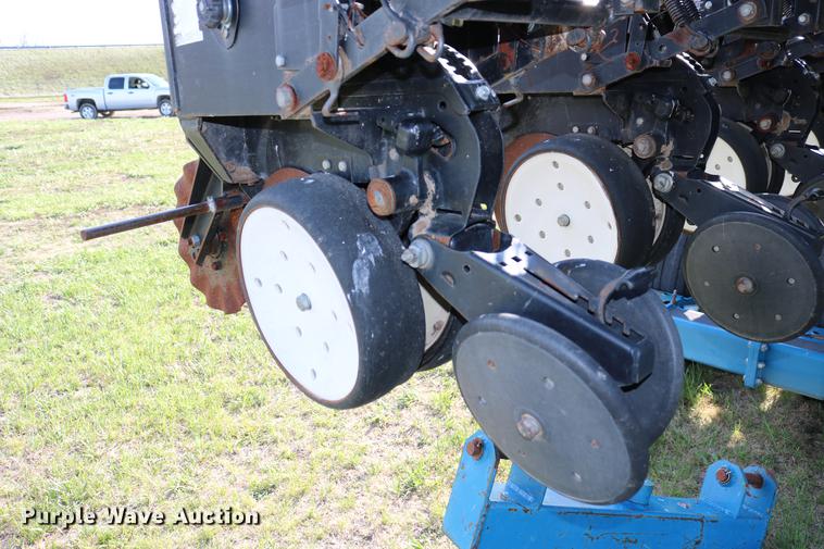 image for item DC7575 2005 Kinze 3650 split row no-till planter