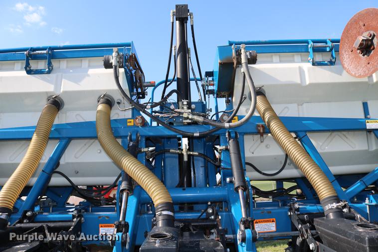 image for item DC7575 2005 Kinze 3650 split row no-till planter