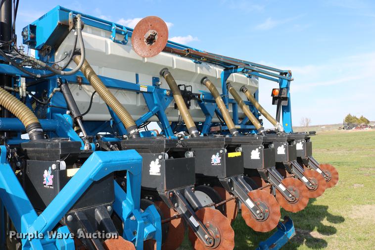 image for item DC7575 2005 Kinze 3650 split row no-till planter