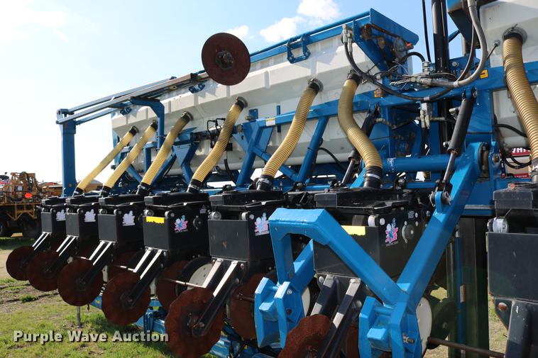 image for item DC7575 2005 Kinze 3650 split row no-till planter
