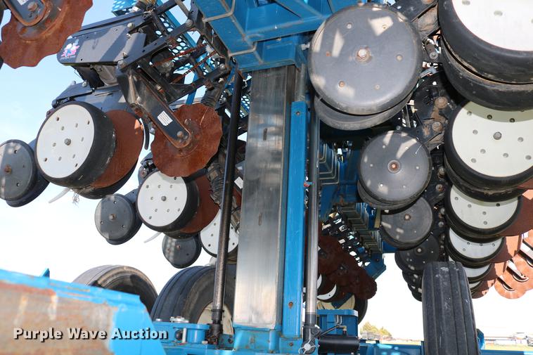 image for item DC7575 2005 Kinze 3650 split row no-till planter