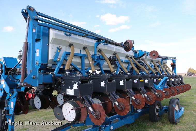 image for item DC7575 2005 Kinze 3650 split row no-till planter