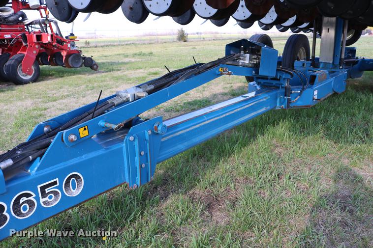 image for item DC7575 2005 Kinze 3650 split row no-till planter
