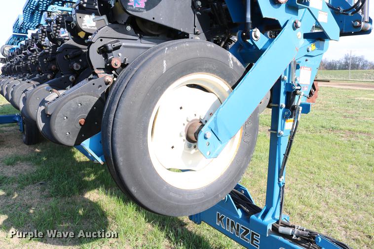 image for item DC7575 2005 Kinze 3650 split row no-till planter