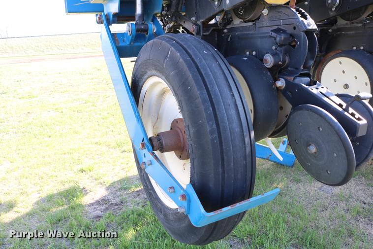 image for item DC7575 2005 Kinze 3650 split row no-till planter