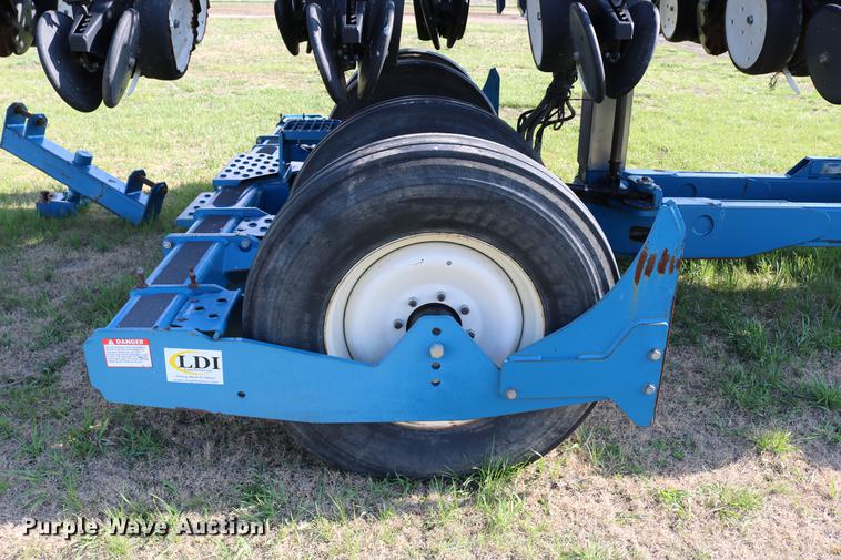 image for item DC7575 2005 Kinze 3650 split row no-till planter