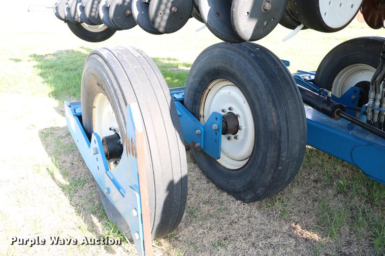 image for item DC7575 2005 Kinze 3650 split row no-till planter