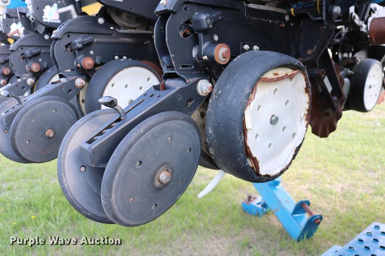 image for item DC7575 2005 Kinze 3650 split row no-till planter
