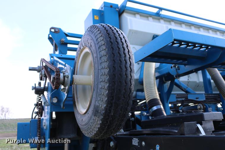 image for item DC7575 2005 Kinze 3650 split row no-till planter