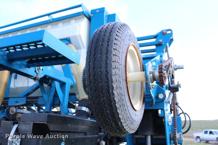 image for item DC7575 2005 Kinze 3650 split row no-till planter