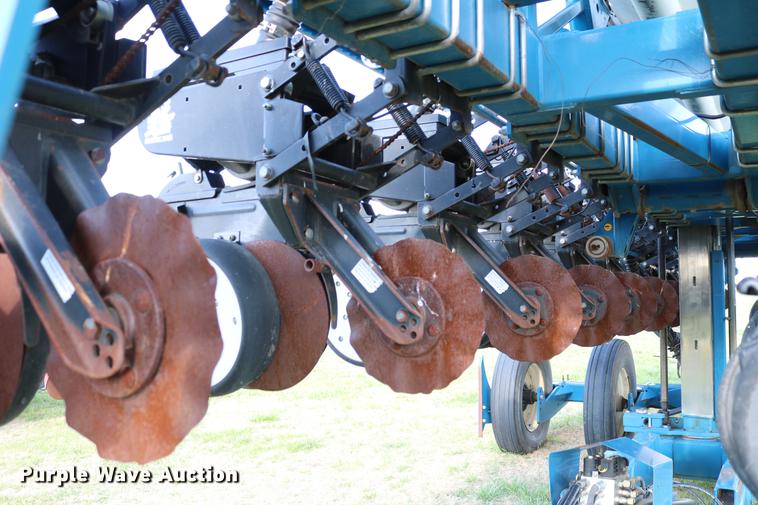 image for item DC7575 2005 Kinze 3650 split row no-till planter