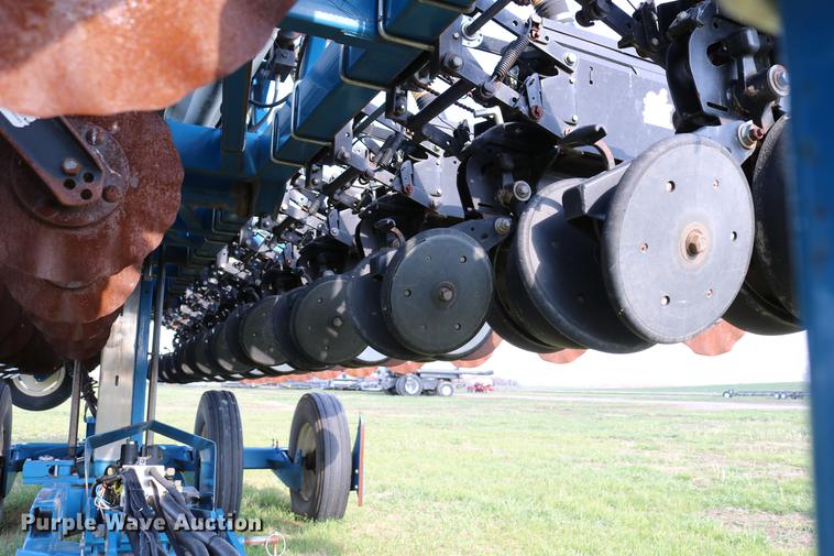 image for item DC7575 2005 Kinze 3650 split row no-till planter