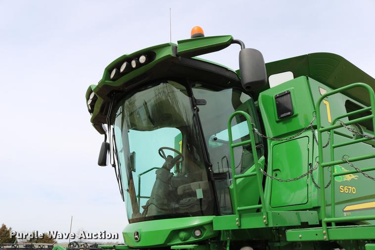 image for item DC7617 2012 John Deere S670 combine