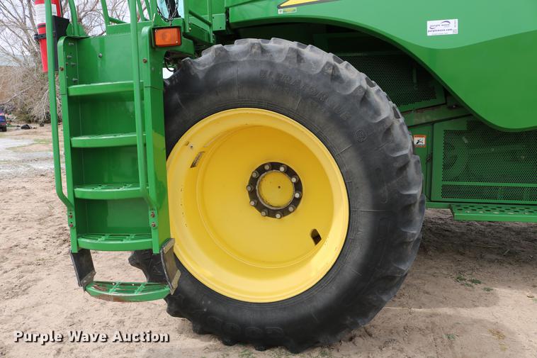 image for item DC7617 2012 John Deere S670 combine