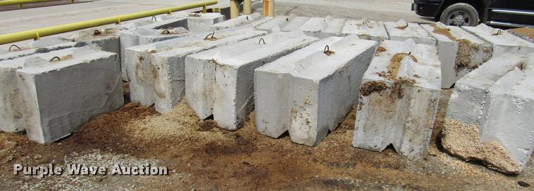 image for item DD7434 (51) concrete blocks