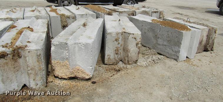 image for item DD7434 (51) concrete blocks