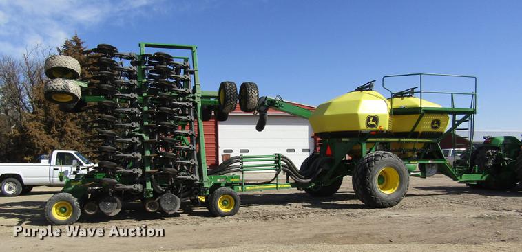 image for item DD8757 2014 John Deere 1890 air seeder
