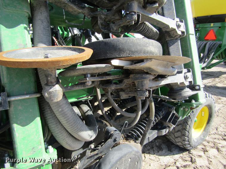 image for item DD8757 2014 John Deere 1890 air seeder