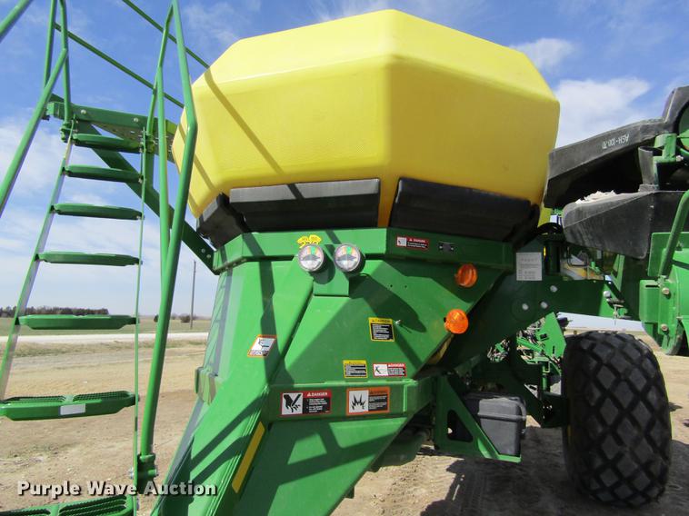 image for item DD8757 2014 John Deere 1890 air seeder