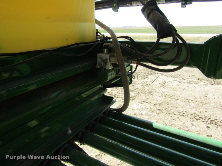image for item DD8757 2014 John Deere 1890 air seeder