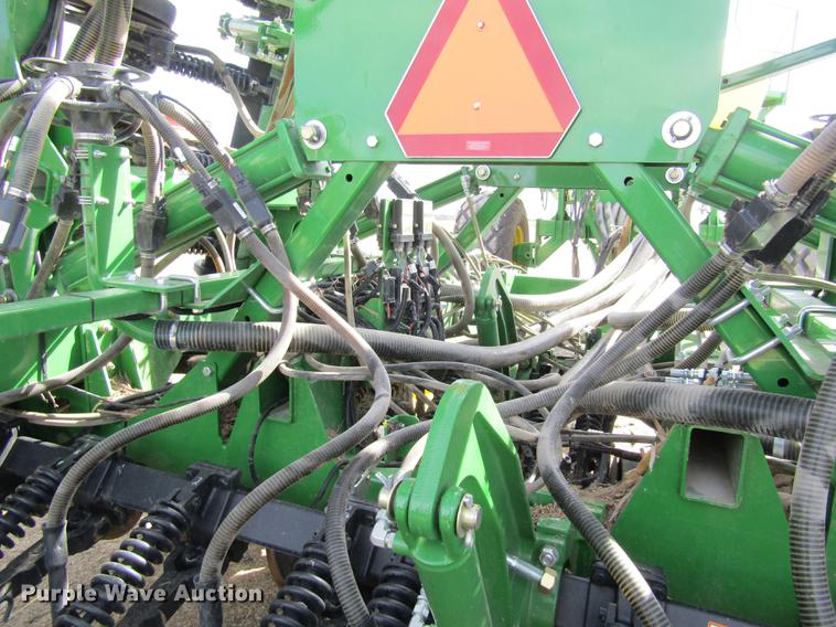image for item DD8757 2014 John Deere 1890 air seeder