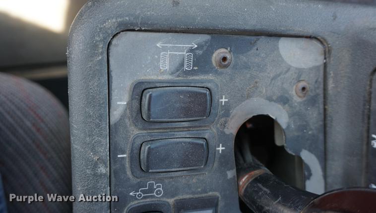 image for item DE3297 2005 SpraCoupe 7650 sprayer