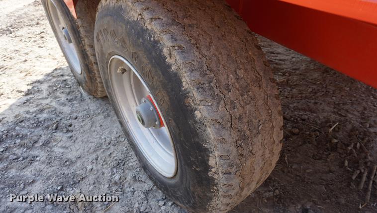 image for item DE3301 2012 Kuhn Knight VT180 vertical feed mixer