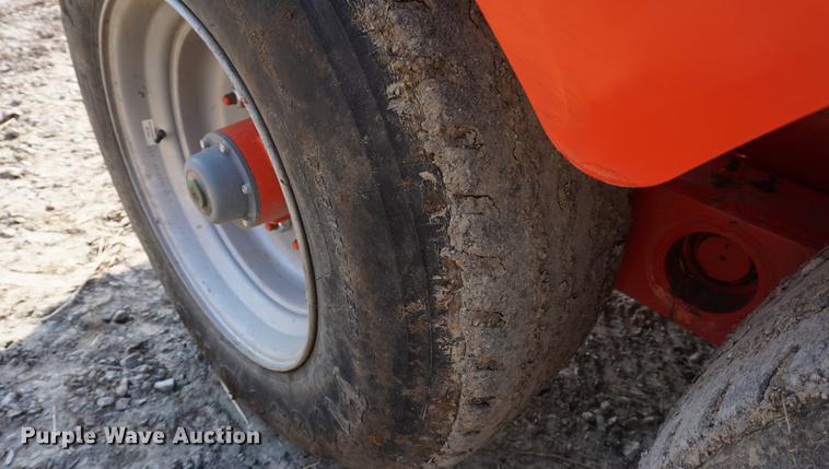 image for item DE3301 2012 Kuhn Knight VT180 vertical feed mixer