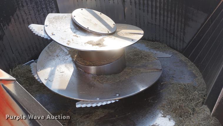 image for item DE3301 2012 Kuhn Knight VT180 vertical feed mixer