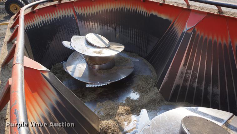 image for item DE3301 2012 Kuhn Knight VT180 vertical feed mixer