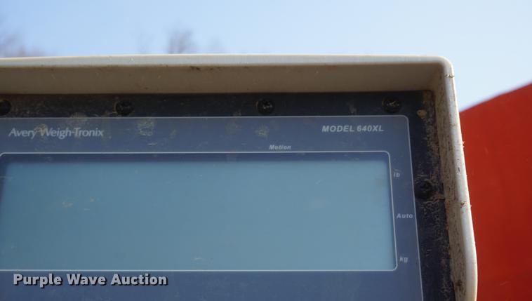 image for item DE3301 2012 Kuhn Knight VT180 vertical feed mixer