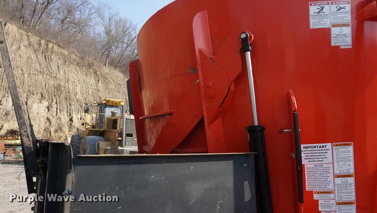 image for item DE3301 2012 Kuhn Knight VT180 vertical feed mixer