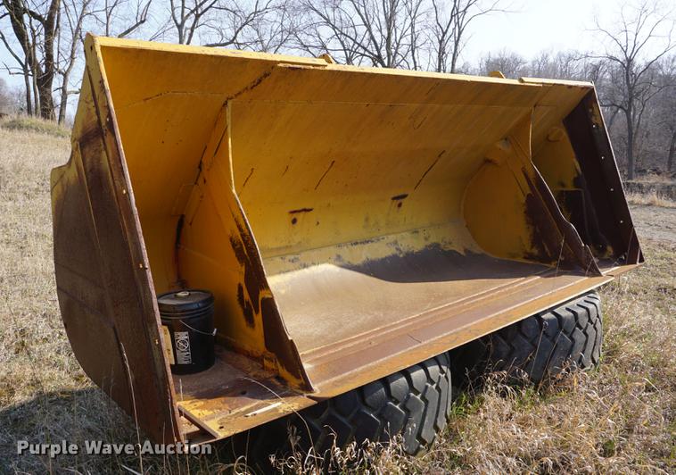 image for item DE3302 Caterpillar loader bucket