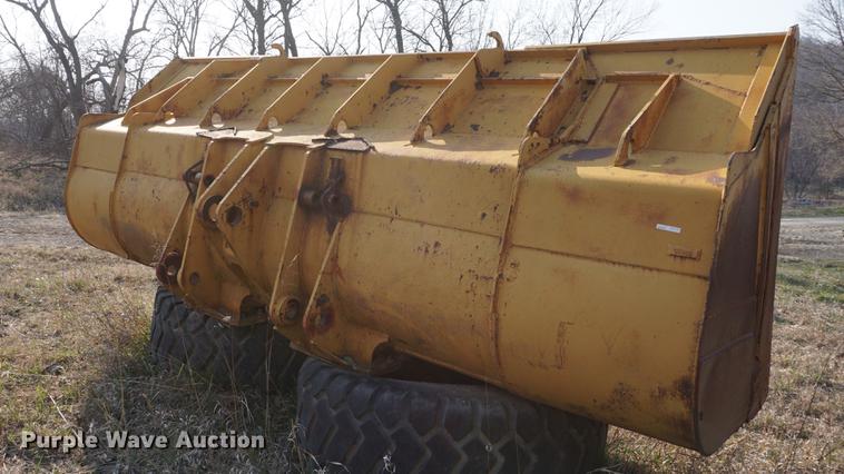 image for item DE3302 Caterpillar loader bucket