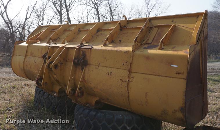 image for item DE3302 Caterpillar loader bucket