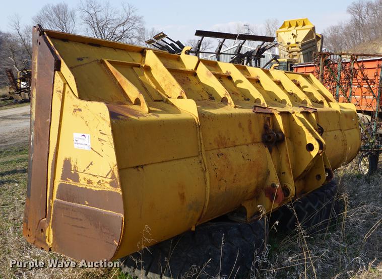 image for item DE3302 Caterpillar loader bucket