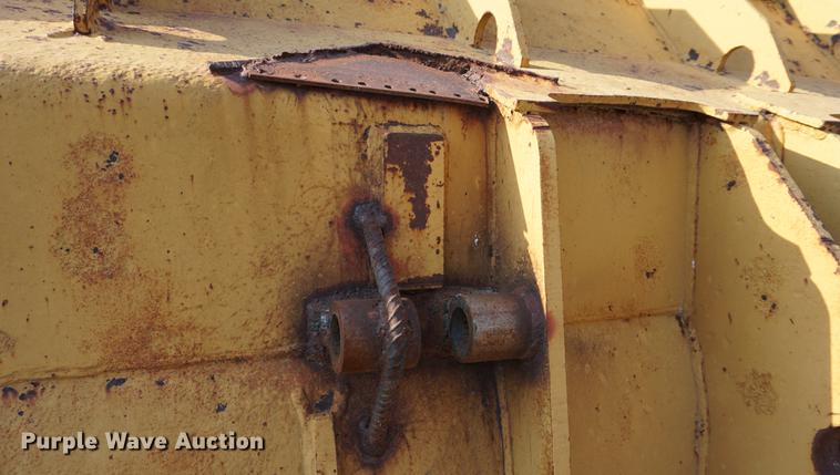 image for item DE3302 Caterpillar loader bucket
