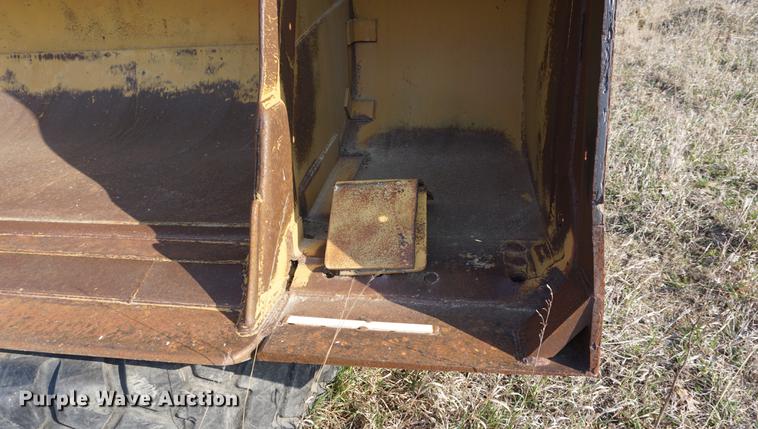 image for item DE3302 Caterpillar loader bucket