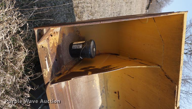 image for item DE3302 Caterpillar loader bucket